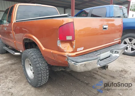 2002 Chevrolet S-10 Ls из США, поврежденный, VIN 1GCDT19W928205374